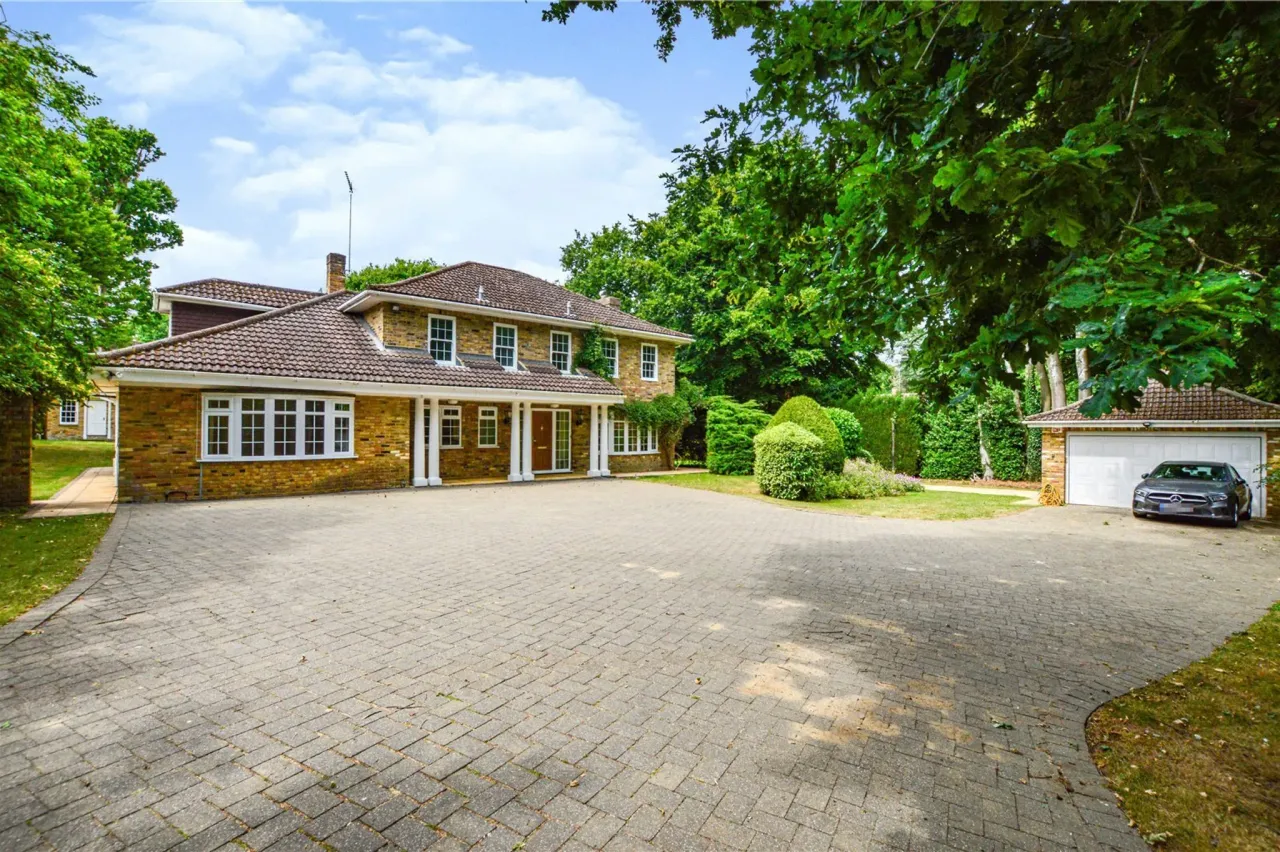 5 bed land to rent — Old Avenue, West Byfleet, Surrey, KT14