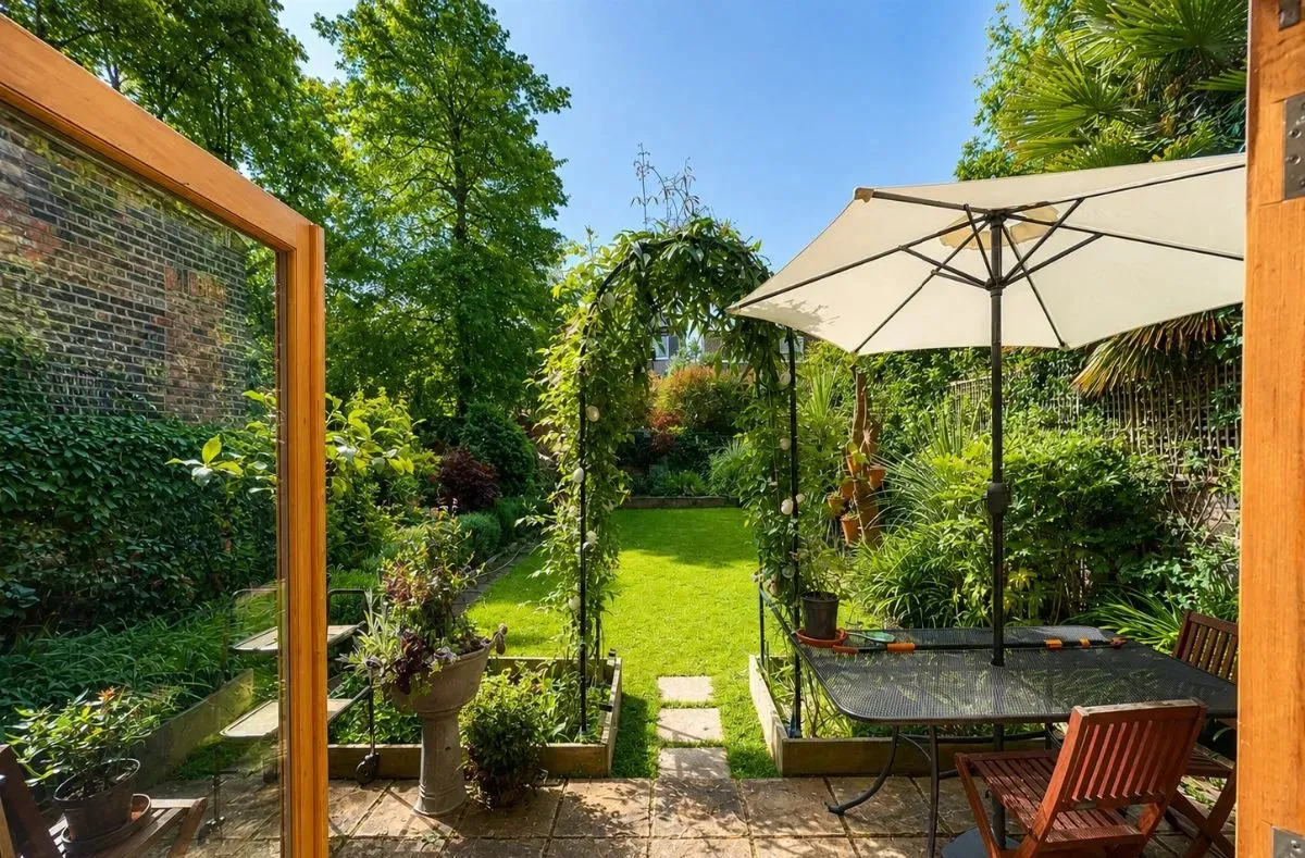3 bed flat to rent, Greencroft Gardens, South Hampstead, NW6