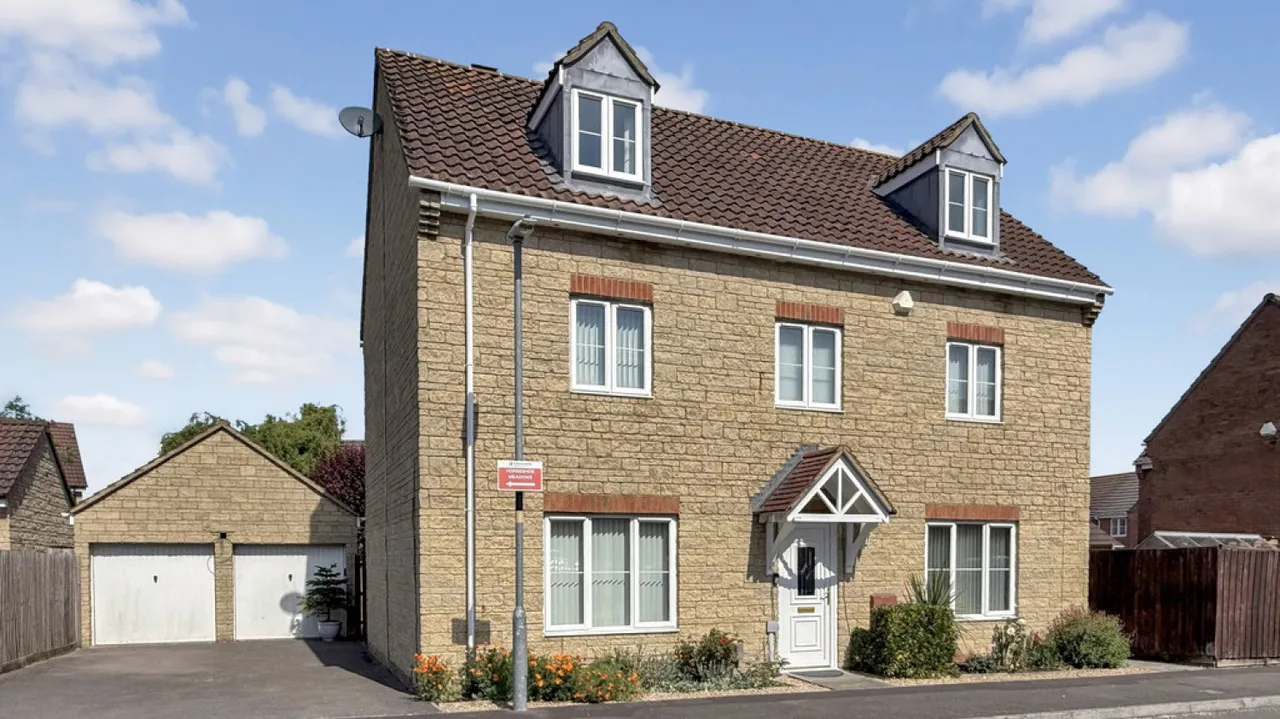 5 bed house for sale — Dartmoor Road, Westbury