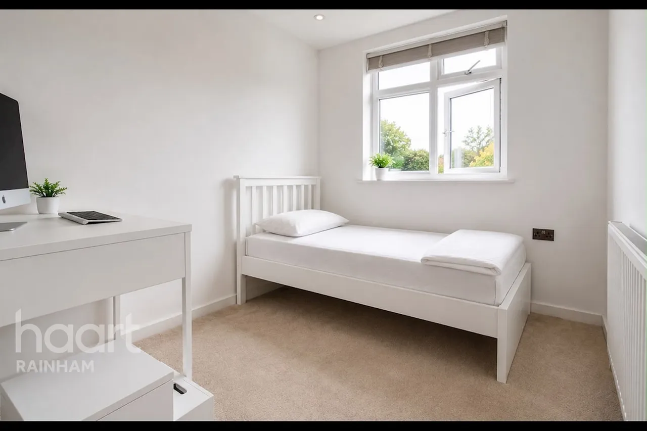 Lambs Lane South, Rainham, RM13, photo 16