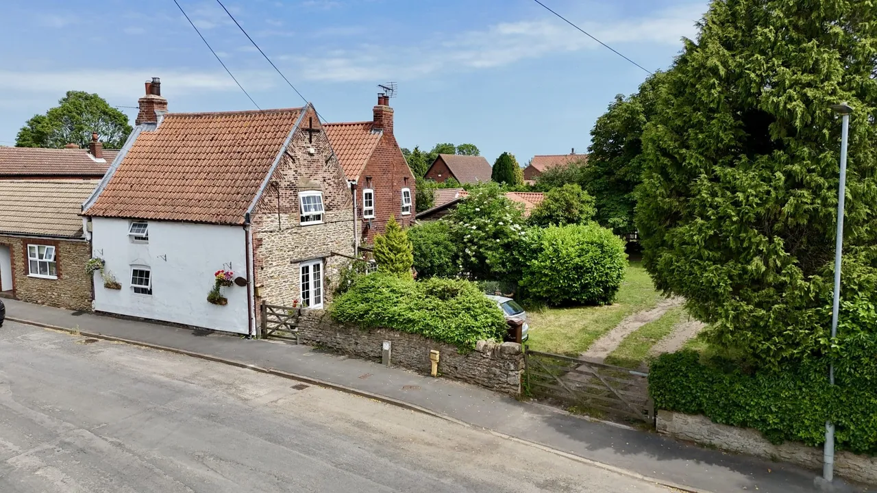 3 bed house for sale, The Old Manor House, Whitton, DN15