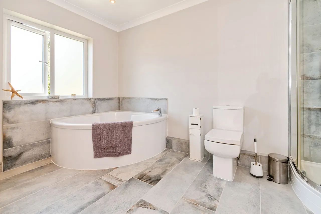 Wayside Road, St. Leonards, BH24, photo 10