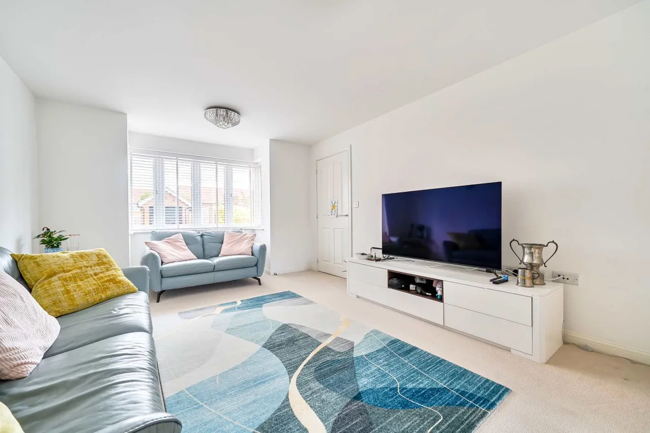Windmill Crescent, Ashford, Kent, TN27 9DG, photo 2