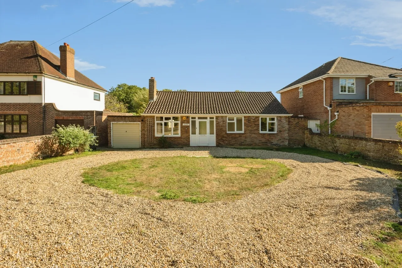 3 bed house for sale, Green Lane, Chessington, KT9