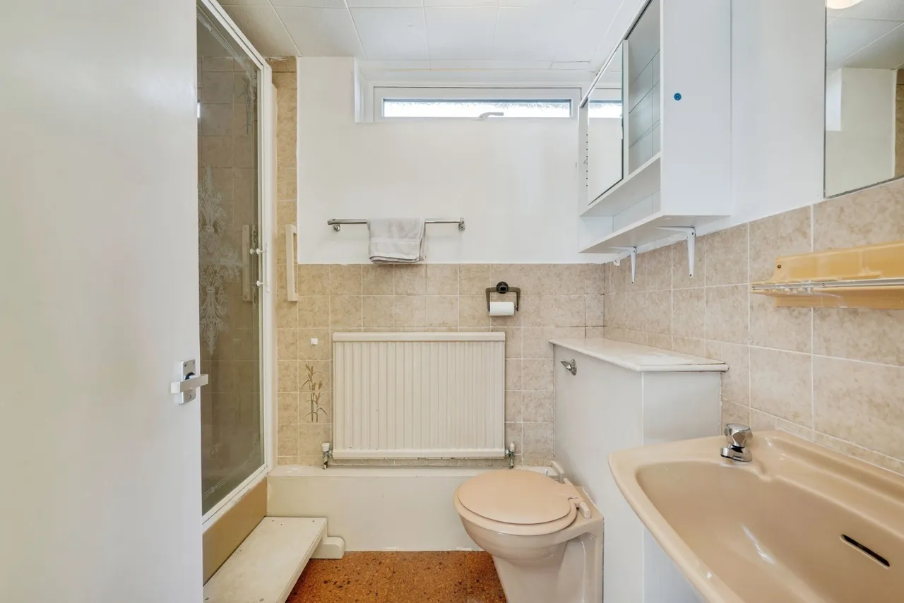 Green Lane, Chessington, KT9, photo 11