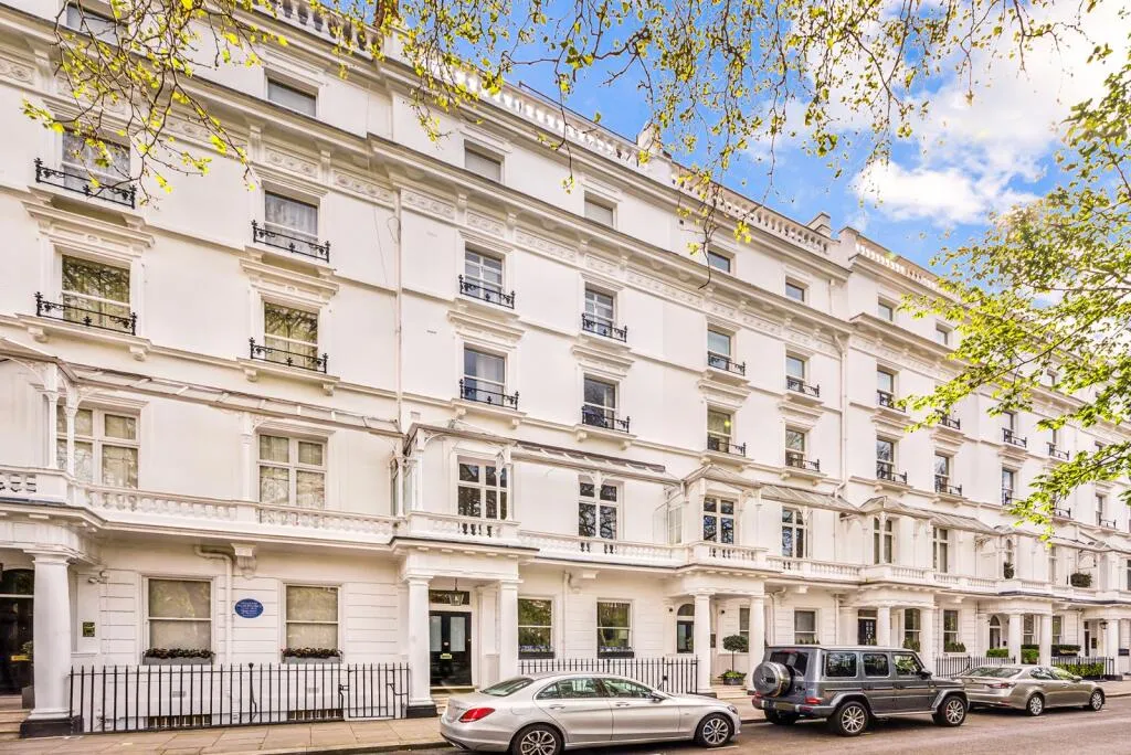 3 bed flat to rent, Cadogan Place, London, SW1X