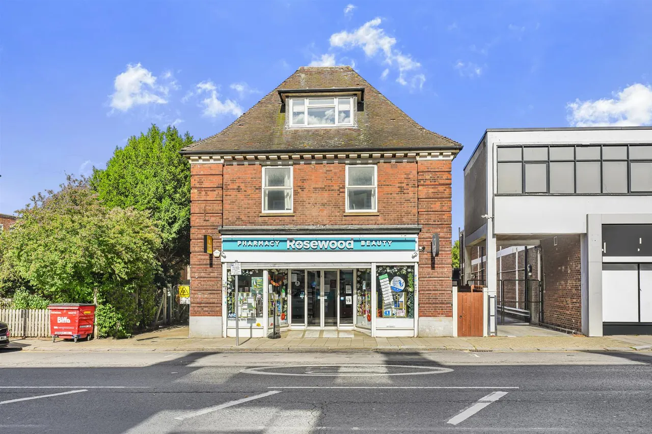 2 bed flat for sale, Station Road, North Chingford, E4