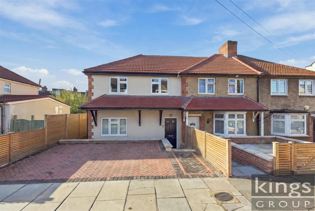2 bed flat for sale, Leighton Road, Enfield
