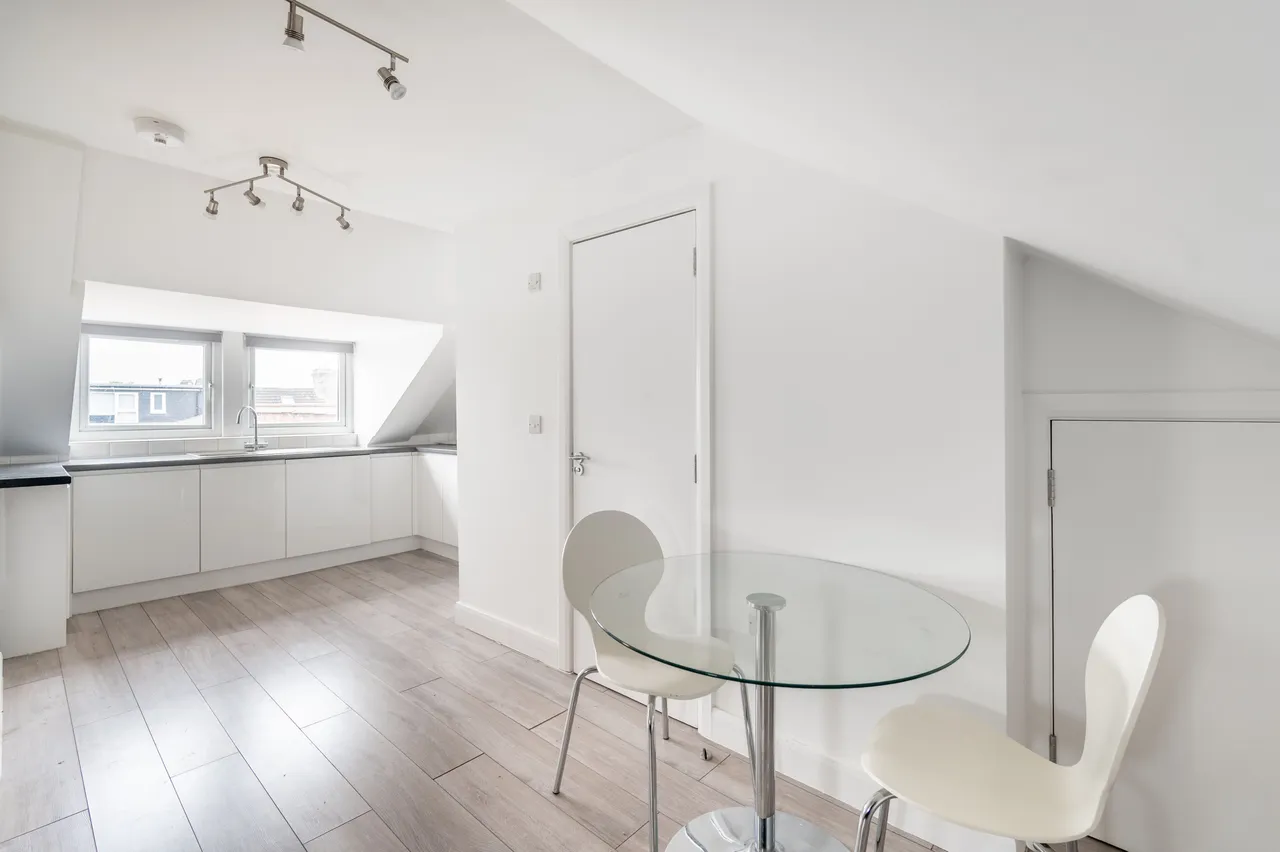 1 bed flat to rent — Flat 3, 168a Chapter Road, London