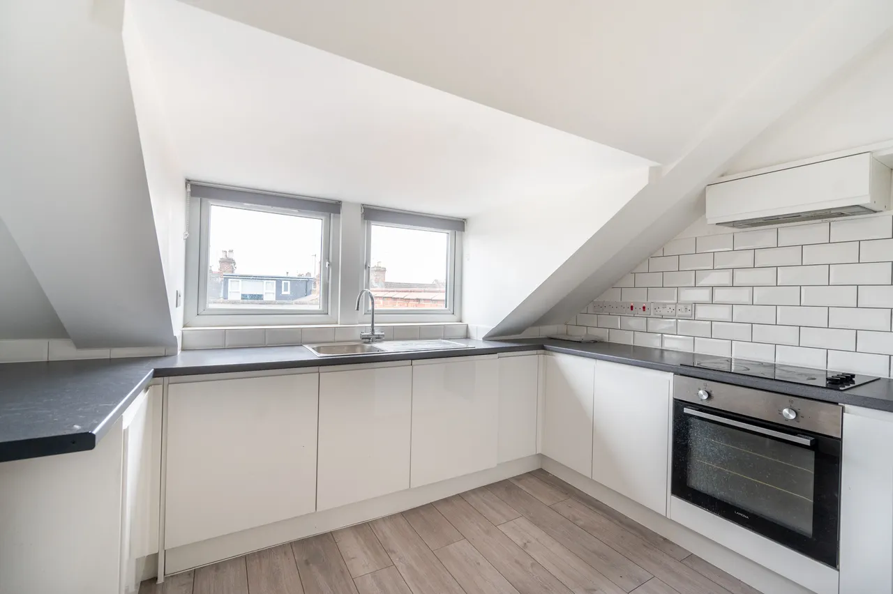 Flat 3, 168a Chapter Road, London, photo 4