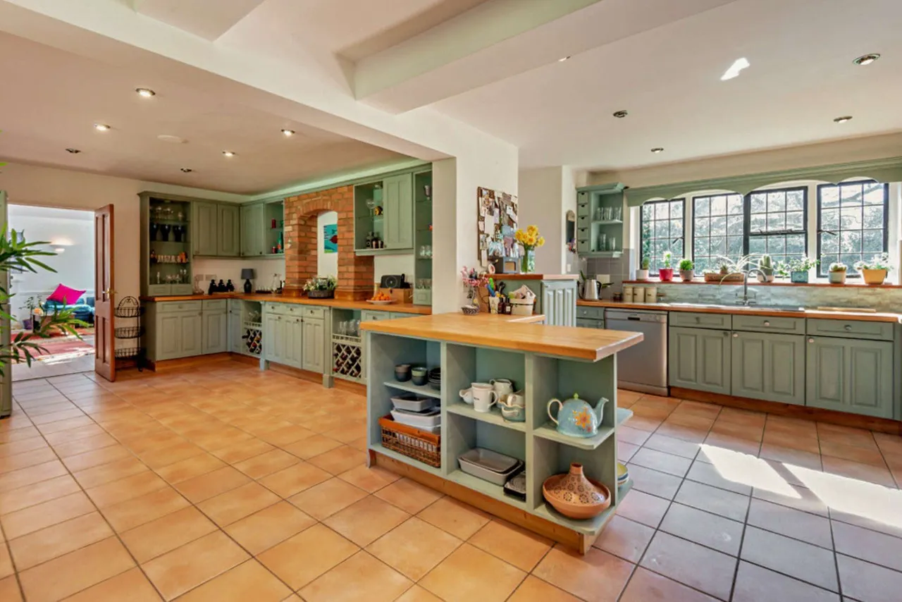 Mead Road, Hindhead, Surrey, GU26 6SG, photo 4