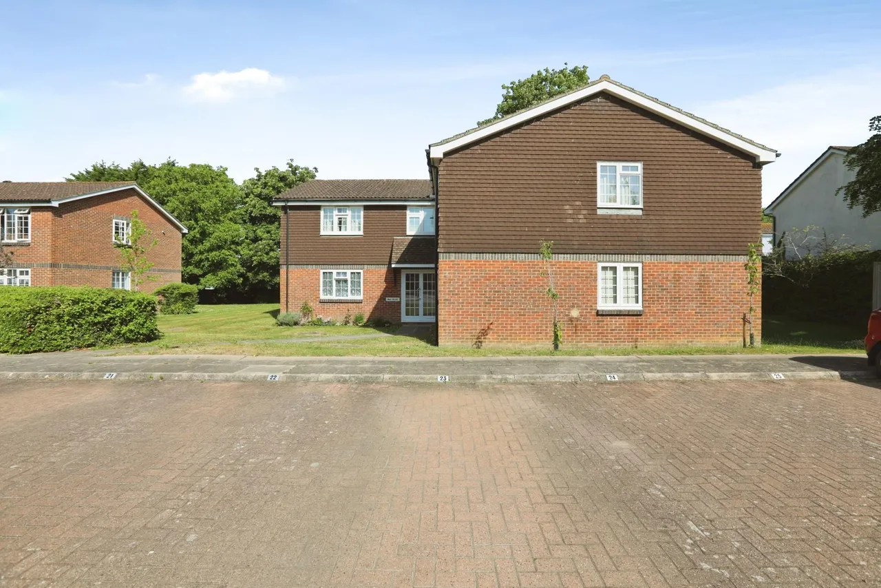 Abbotsbury Court, Horsham, RH13, photo 8