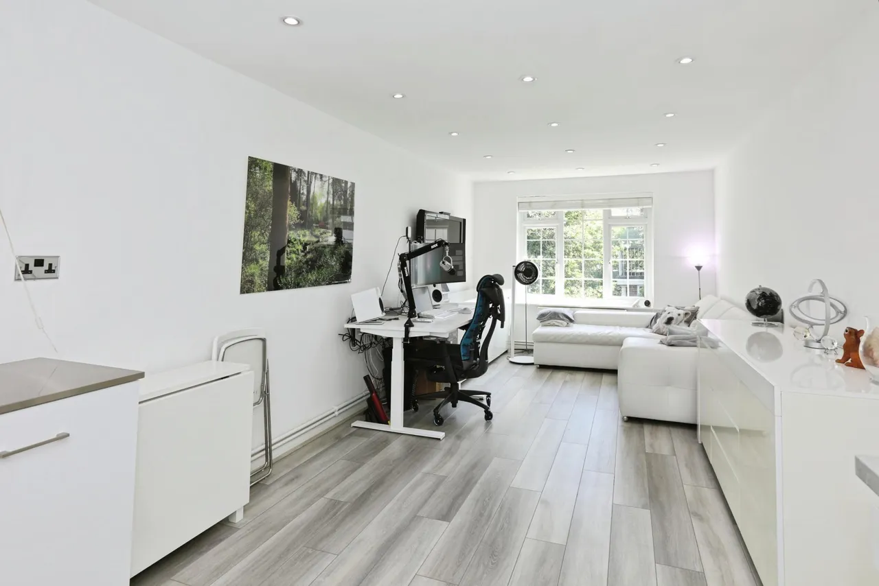 Abbotsbury Court, Horsham, RH13, photo 4