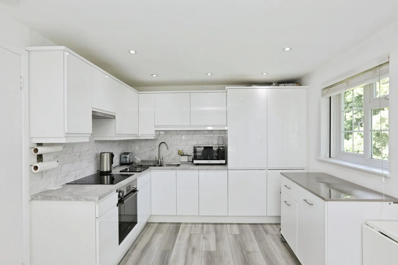 Abbotsbury Court, Horsham, RH13, photo 2