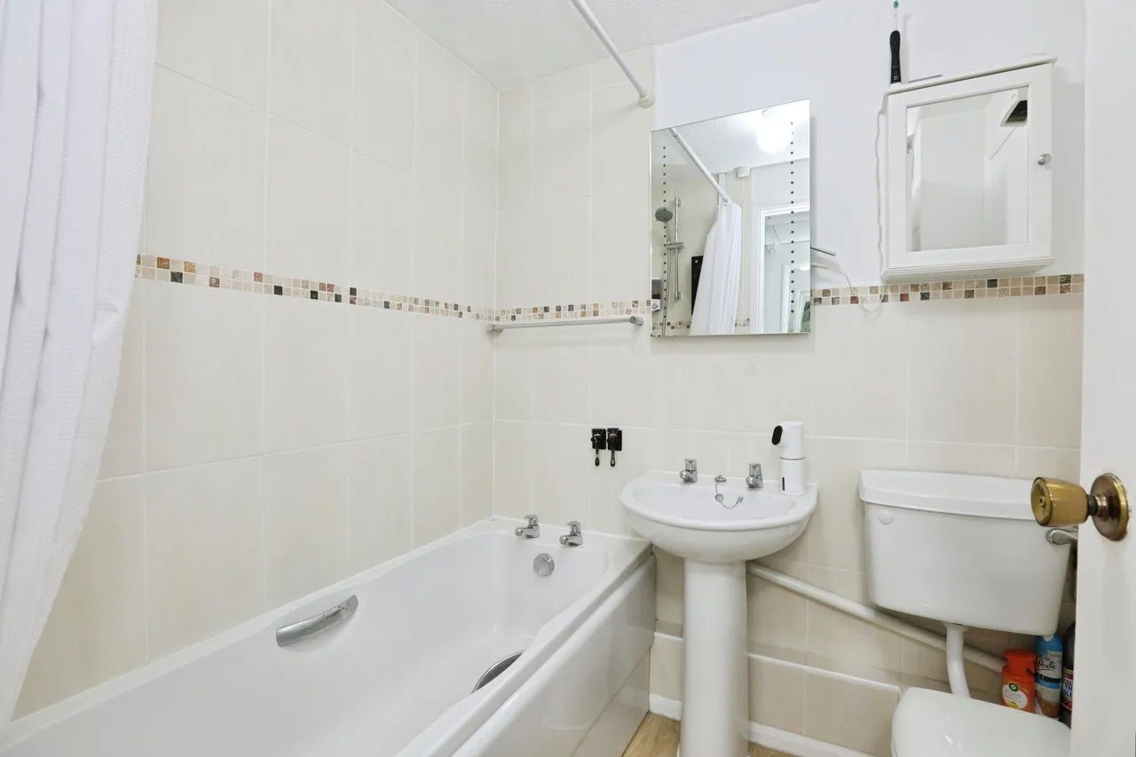 Abbotsbury Court, Horsham, RH13, photo 7