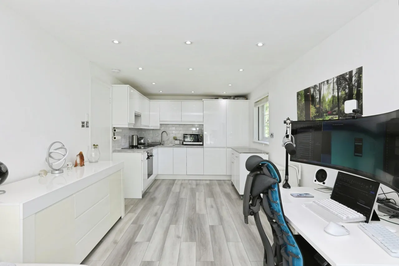 Abbotsbury Court, Horsham, RH13, photo 5