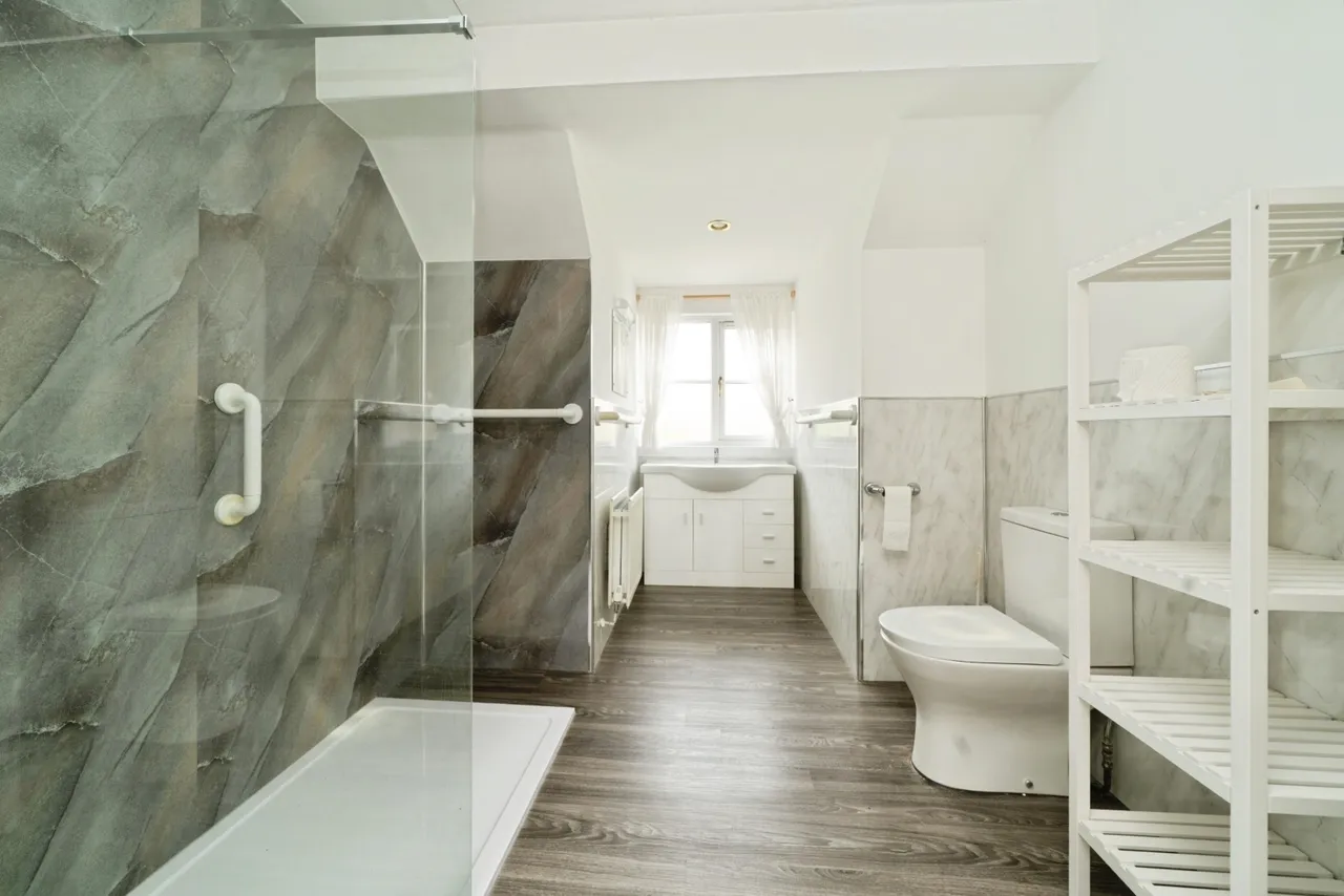 Falcon Wood, Leatherhead, KT22, photo 9