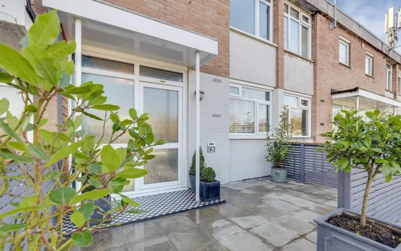 2 bed property for sale — Stoneleigh Broadway, Epsom, KT17
