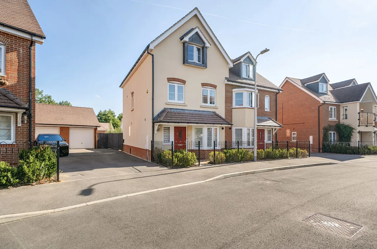 4 bed house for sale — Fir Tree Road, Woodley, Reading, Berkshire, RG5 4FJ