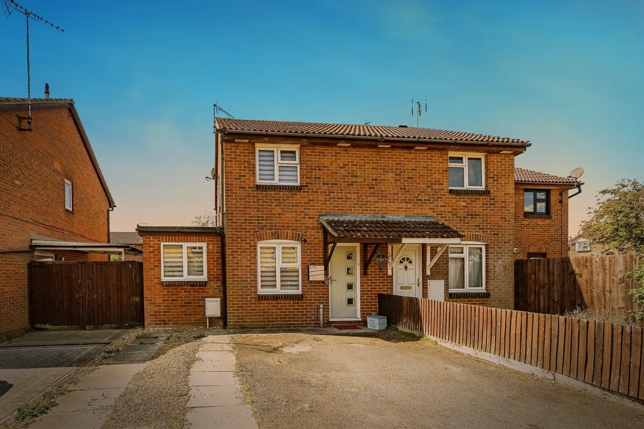 2 bed house for sale, Field Way, Aylesbury, HP20