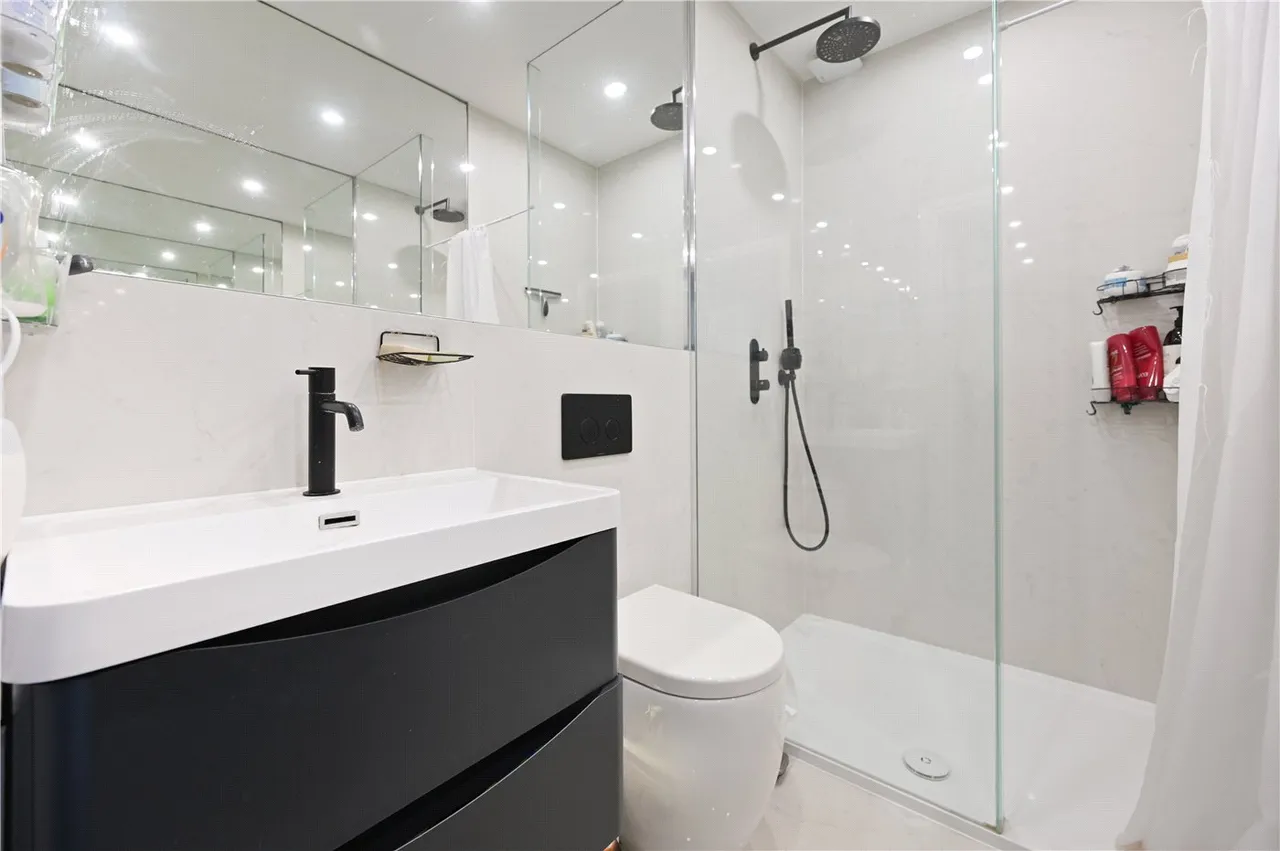 3 bed flat to rent — Gloucester Gardens, London, W2