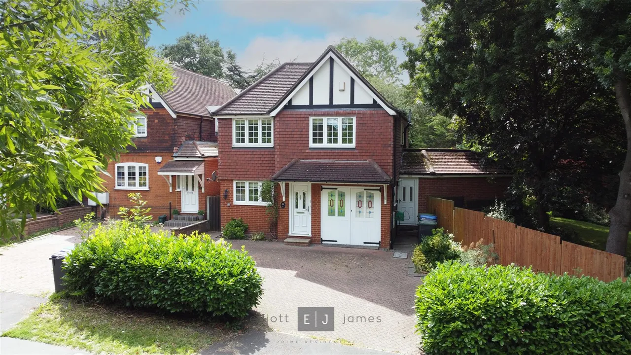3 bed house for sale, Hainault Road, Chigwell, IG7