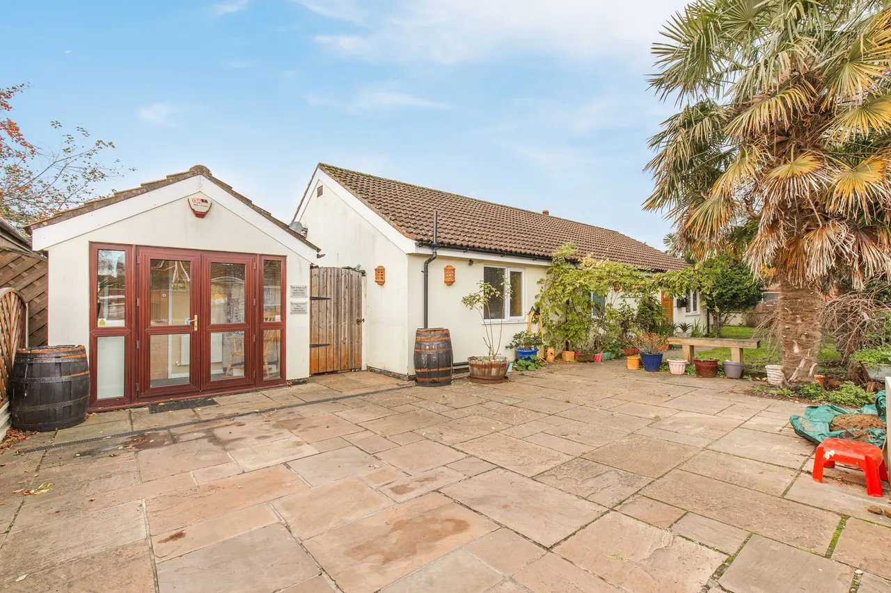 4 bed house for sale, Detached Corner Plot Bungalow in Grim