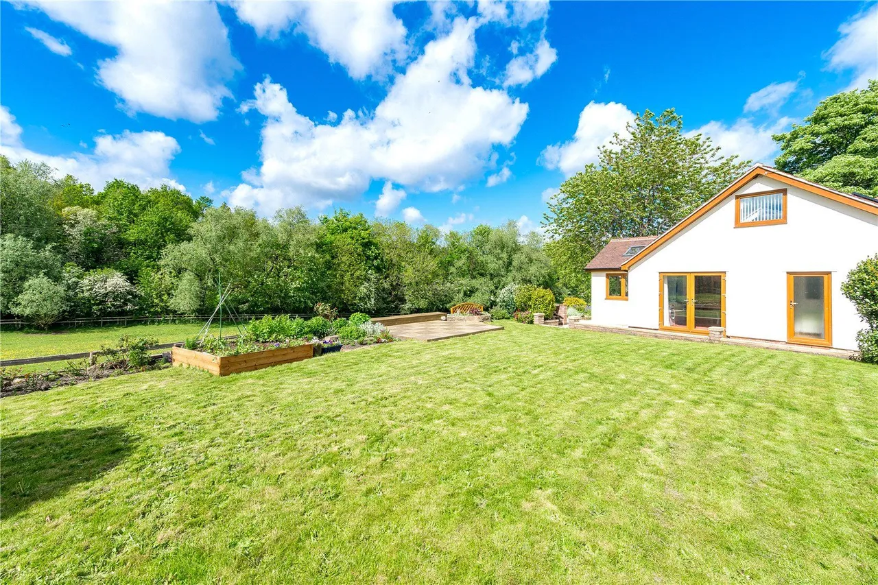 Almshouse Lane, Newmillerdam, WF2, photo 3