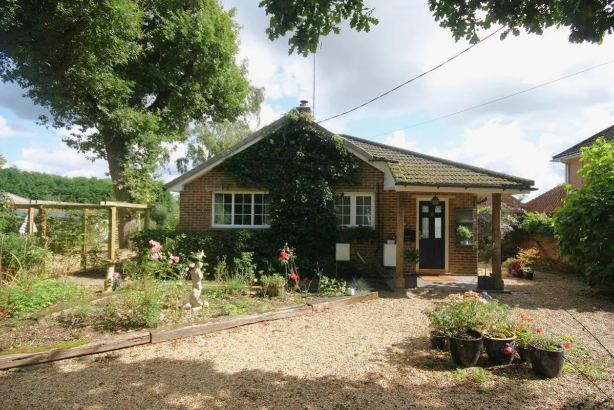 Rumbeams Cottage, The Green, GU6, photo 3