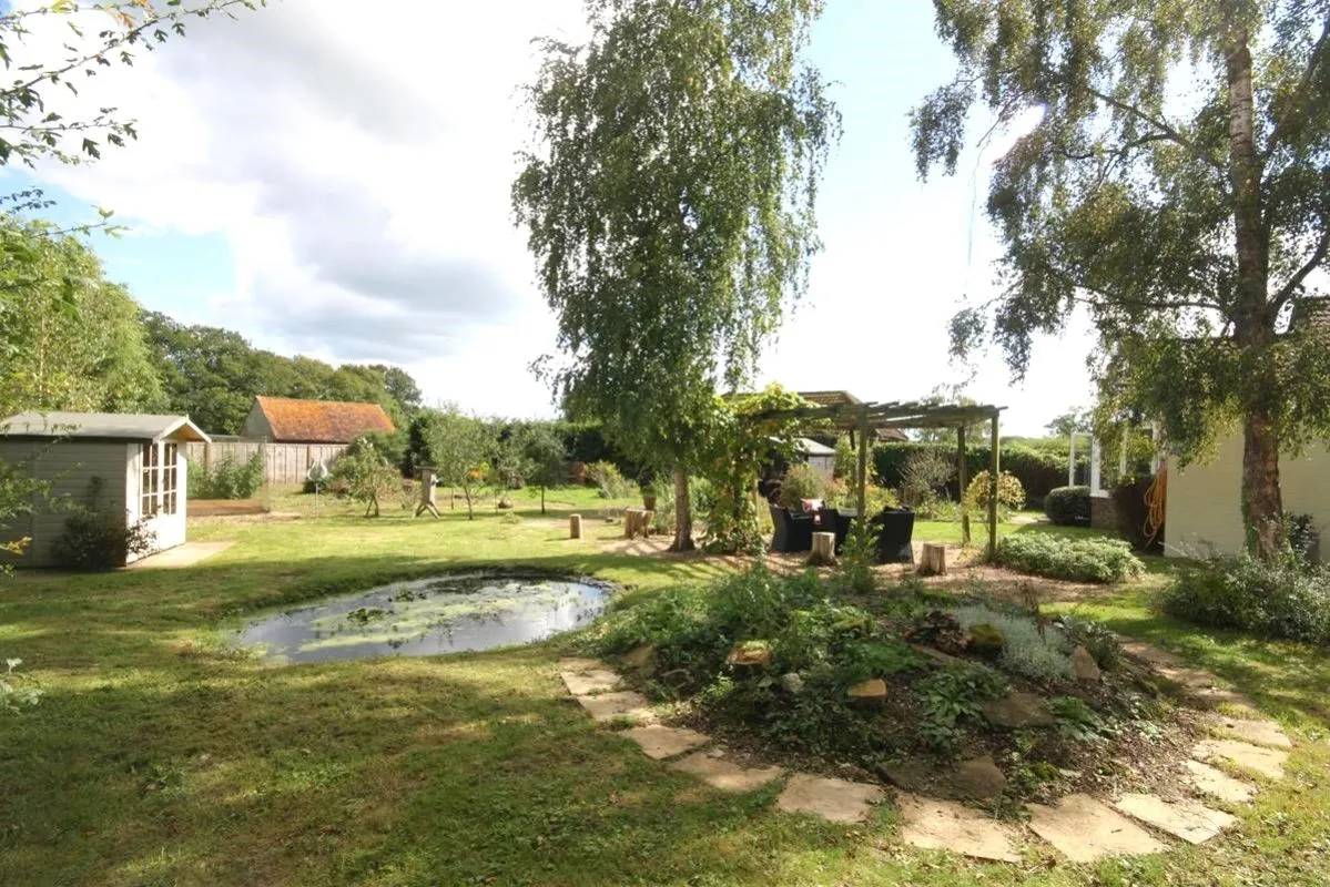 Rumbeams Cottage, The Green, GU6, photo 2