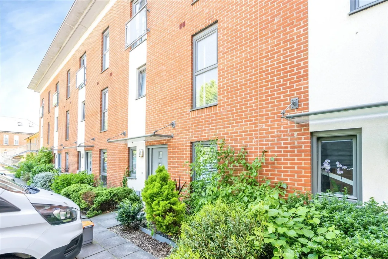 2 bed flat for sale, Longley Road, Chichester, PO19