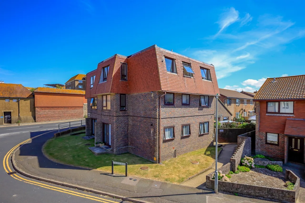 2 bed flat for sale — College Road, Seaford