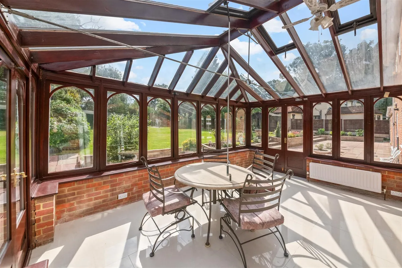 Vine Grove, Hillingdon, photo 30