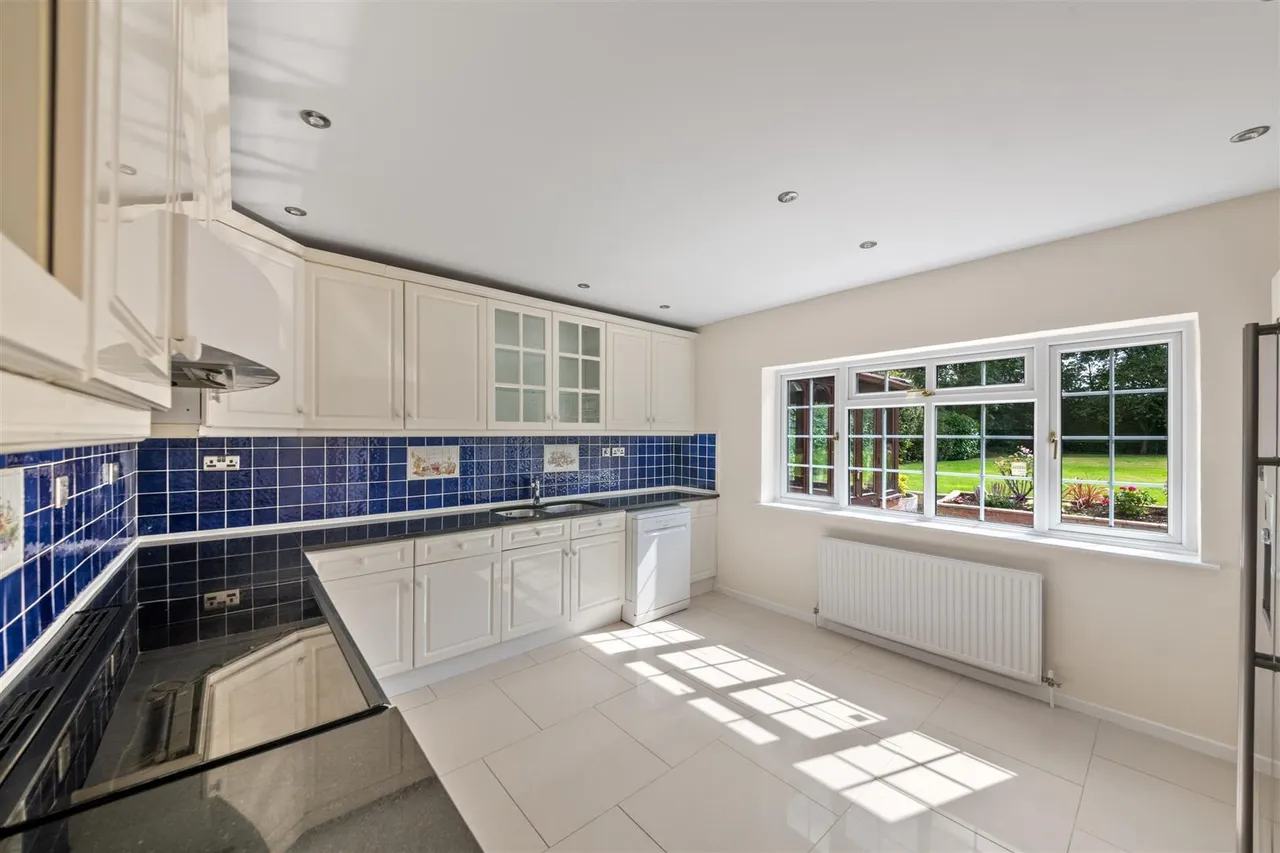 Vine Grove, Hillingdon, photo 24