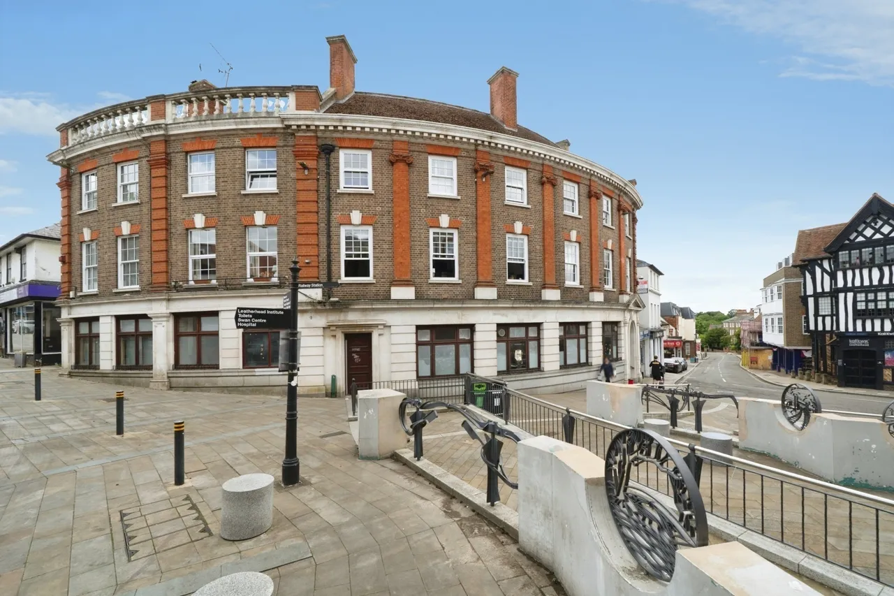 1 bed flat for sale, Bridge Street, Leatherhead, KT22