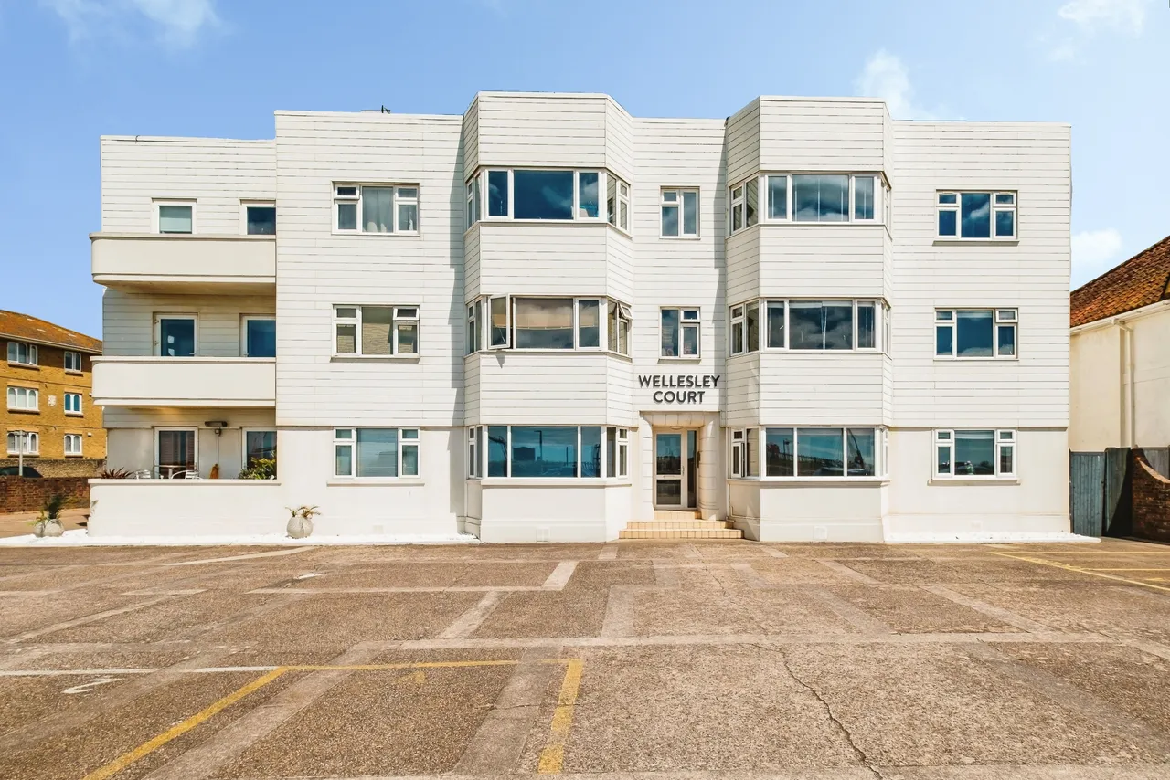 2 bed flat for sale, West Parade, Worthing, BN11
