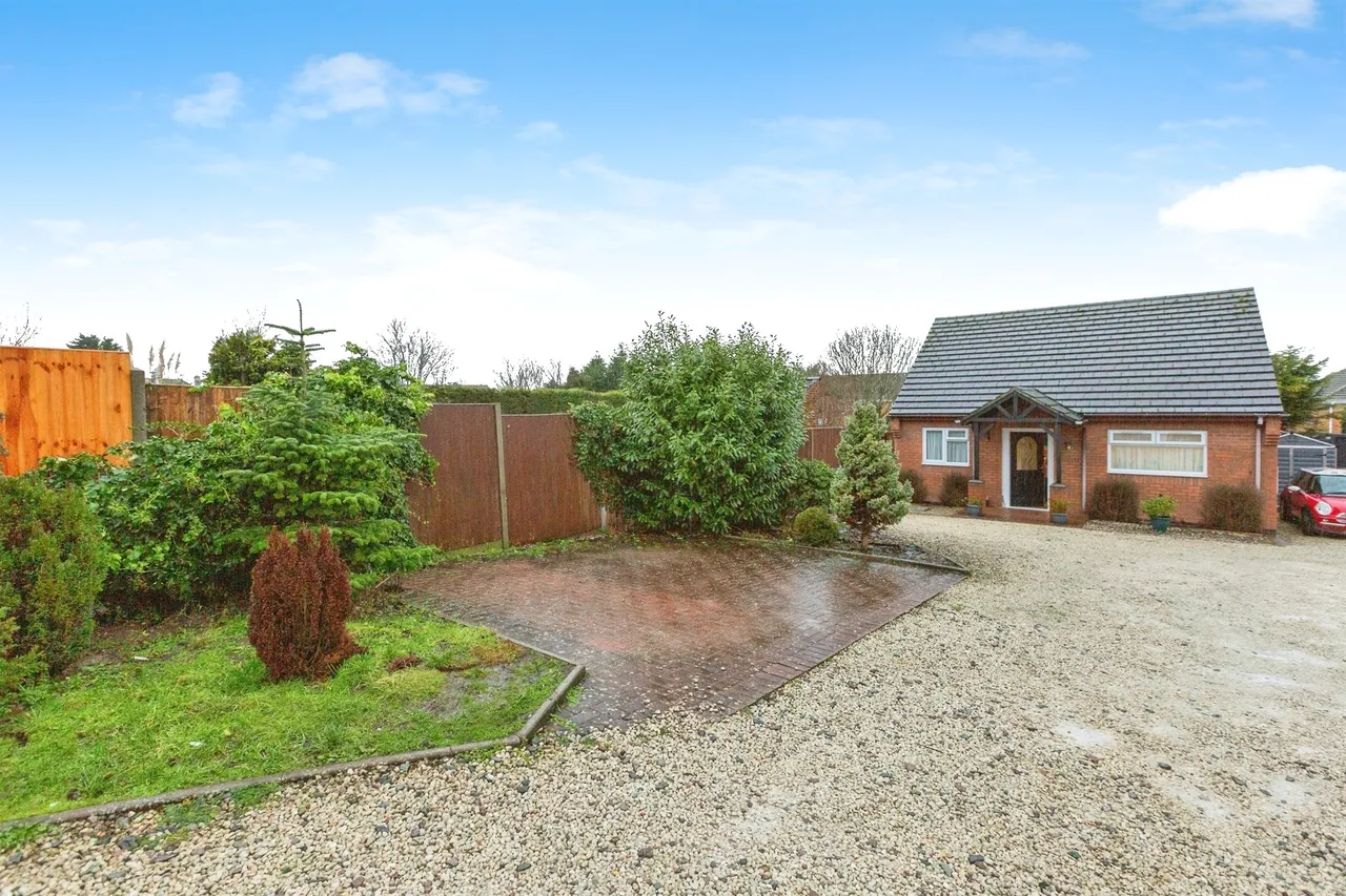 2 bed house for sale — Kirkby Road, Barwell, Leicester