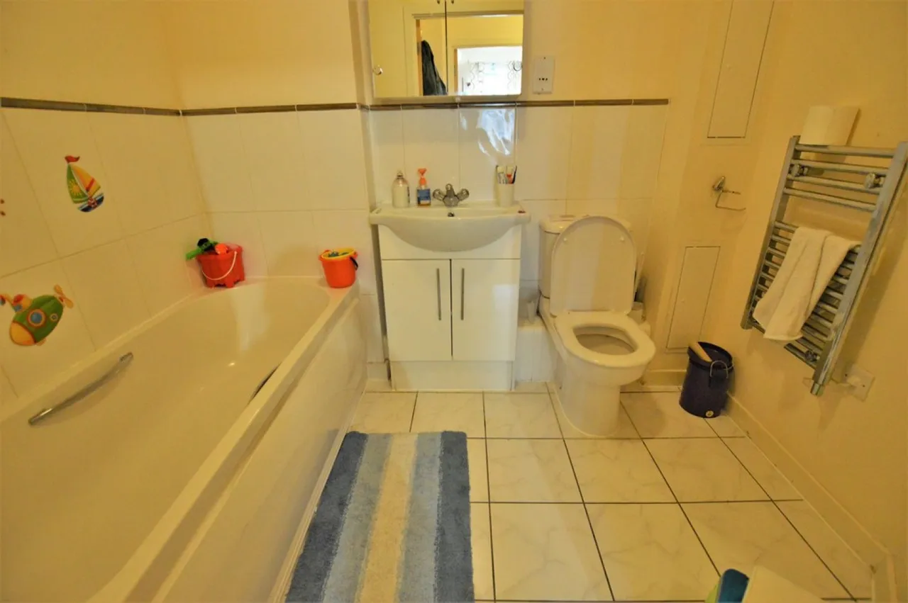 Aspects Court, Windsor Road, photo 7
