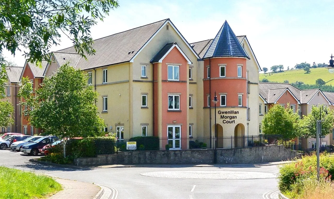 2 bed flat for sale, Gwenllian Morgan Court, Heol Gouesnou, LD3