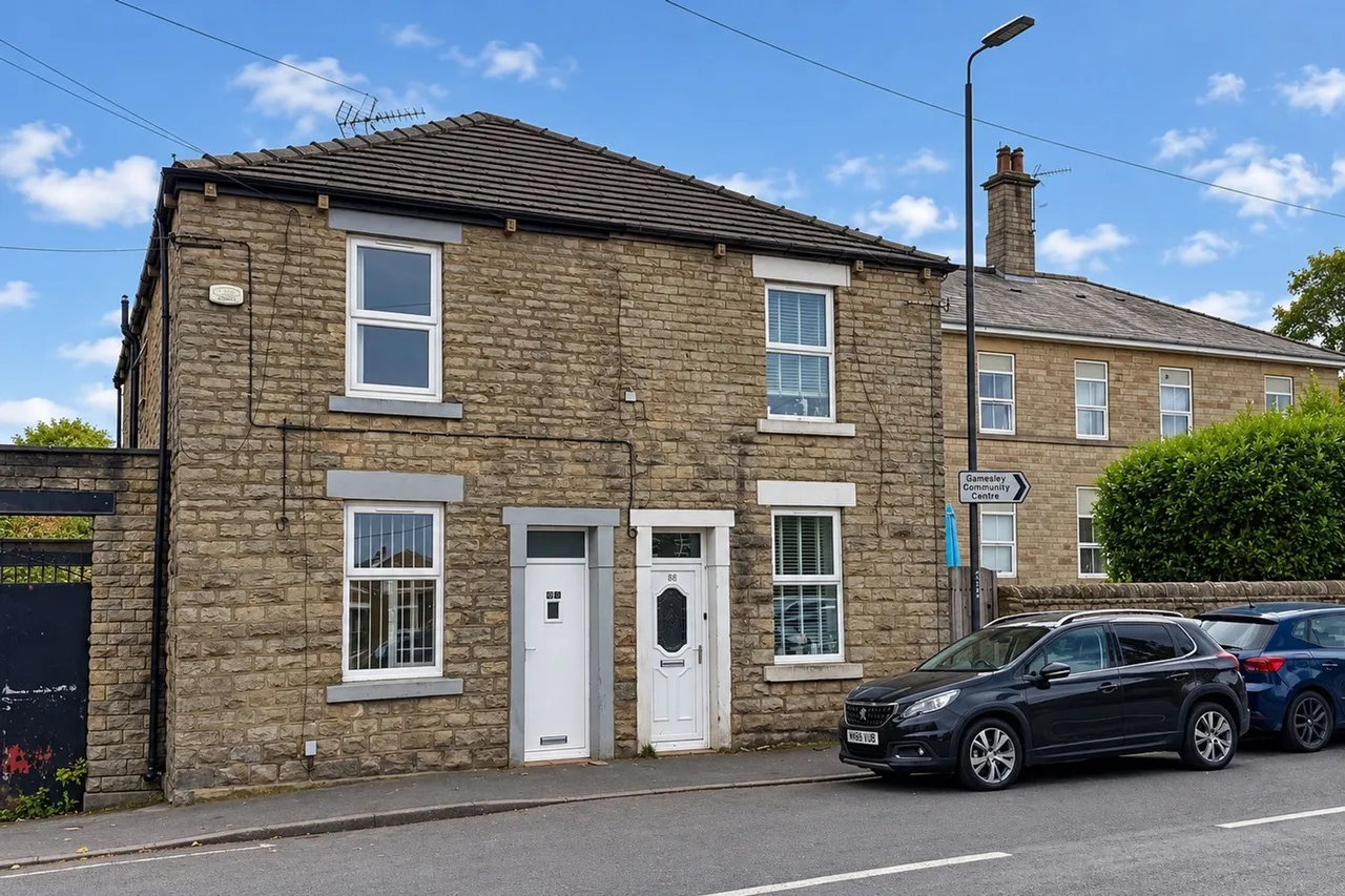 2 bed property for sale, Glossop Road, Glossop