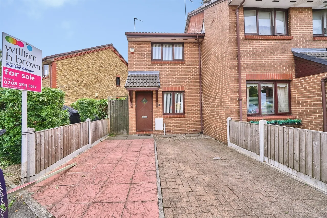 2 bed house for sale — Waterside Close, Barking