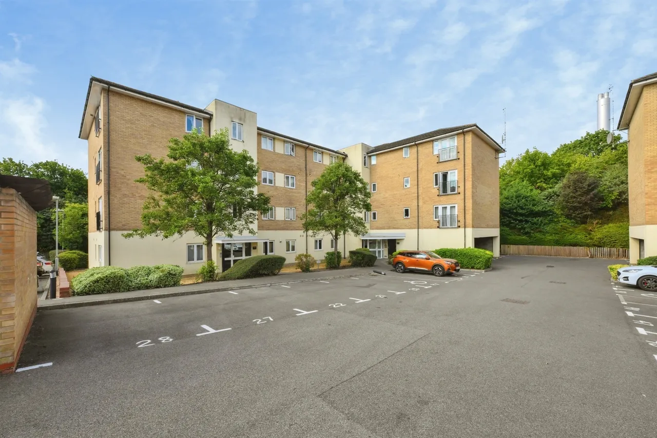 2 bed flat for sale, Waterfall Close, Hoddesdon, EN11