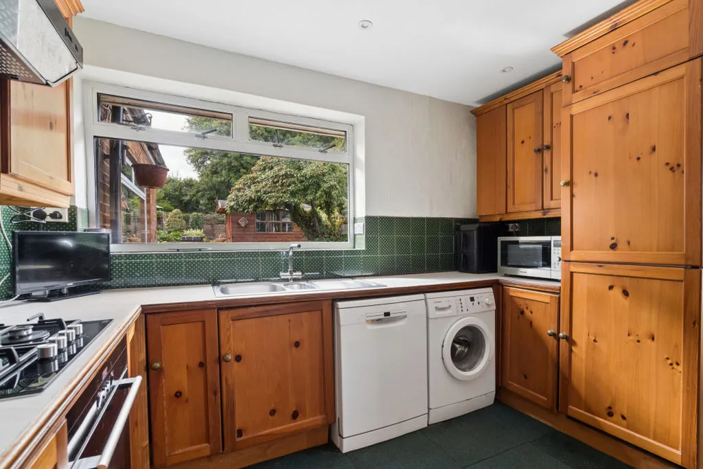 Kingsmead Road Loudwater, High Wycombe HP11 1HZ, photo 7