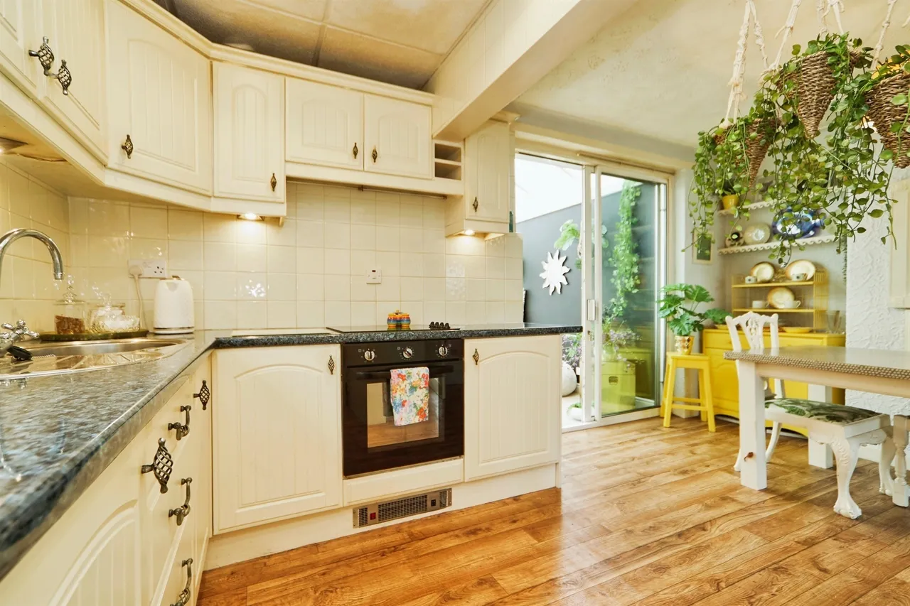 Whitehall Road, Leeds, LS12, photo 4