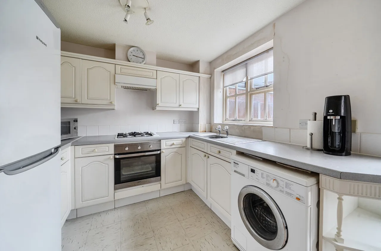Bergenia Court, West End, GU24, photo 2