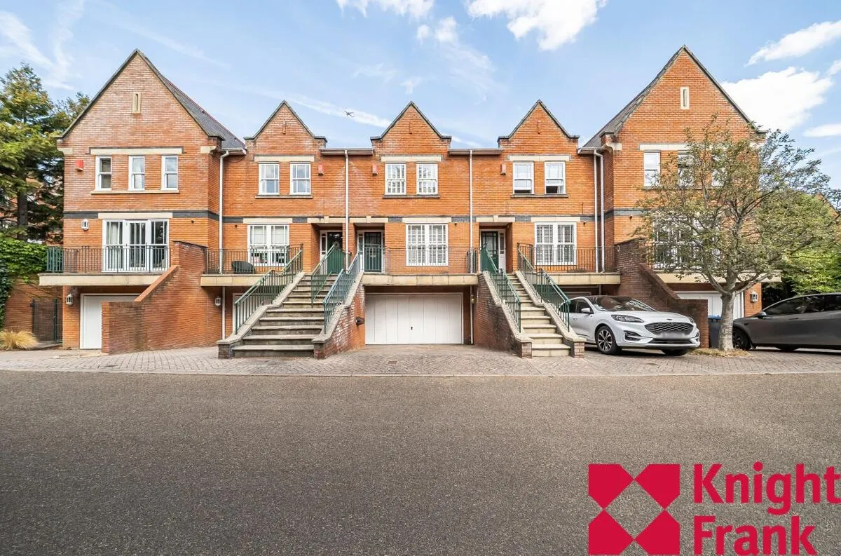 4 bed house to rent, Holloway Drive, Virginia Water, GU25
