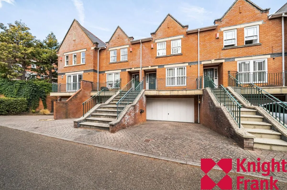 Holloway Drive, Virginia Water, GU25, photo 17