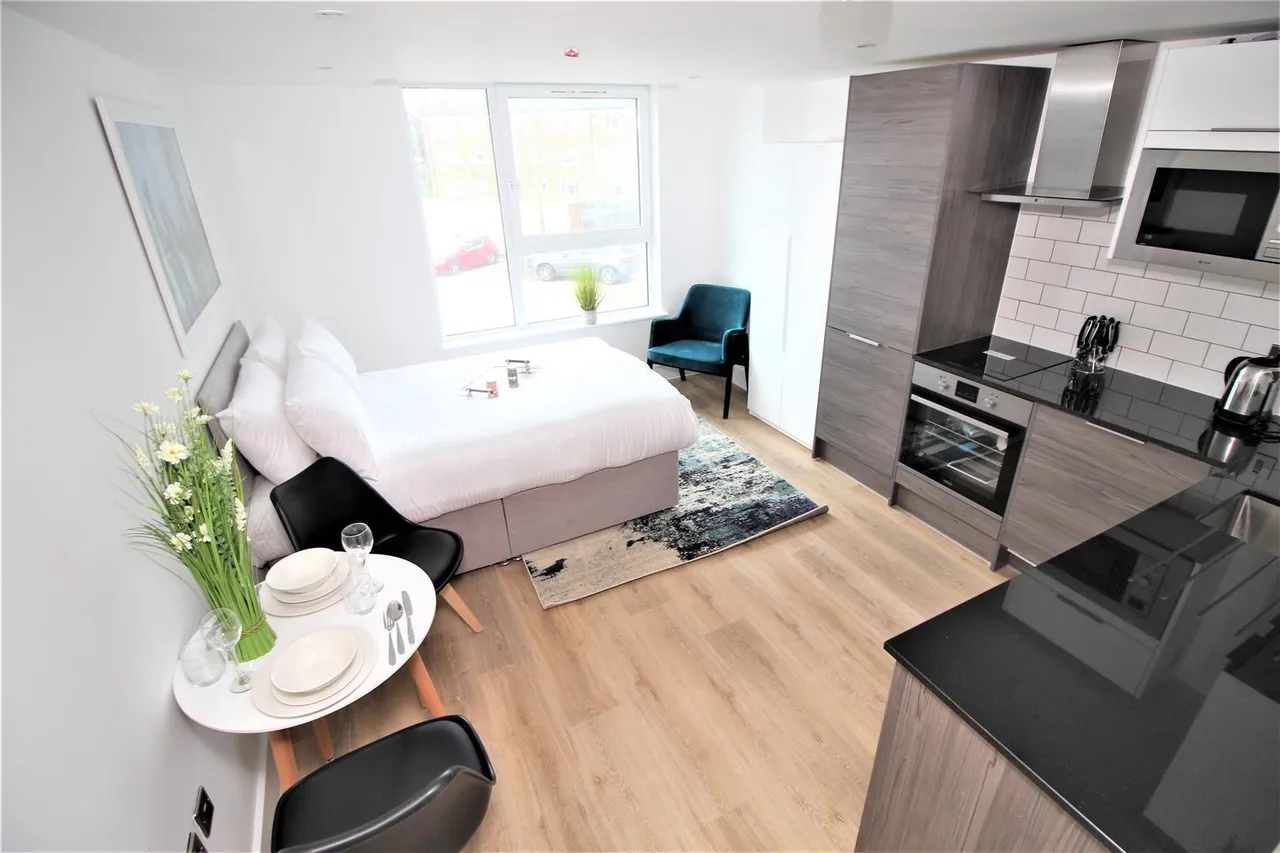 London Road, Crawley, photo 3