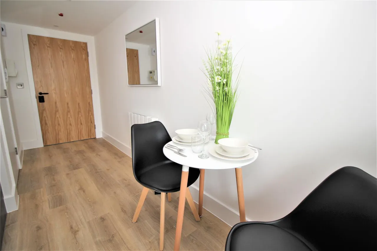 London Road, Crawley, photo 7