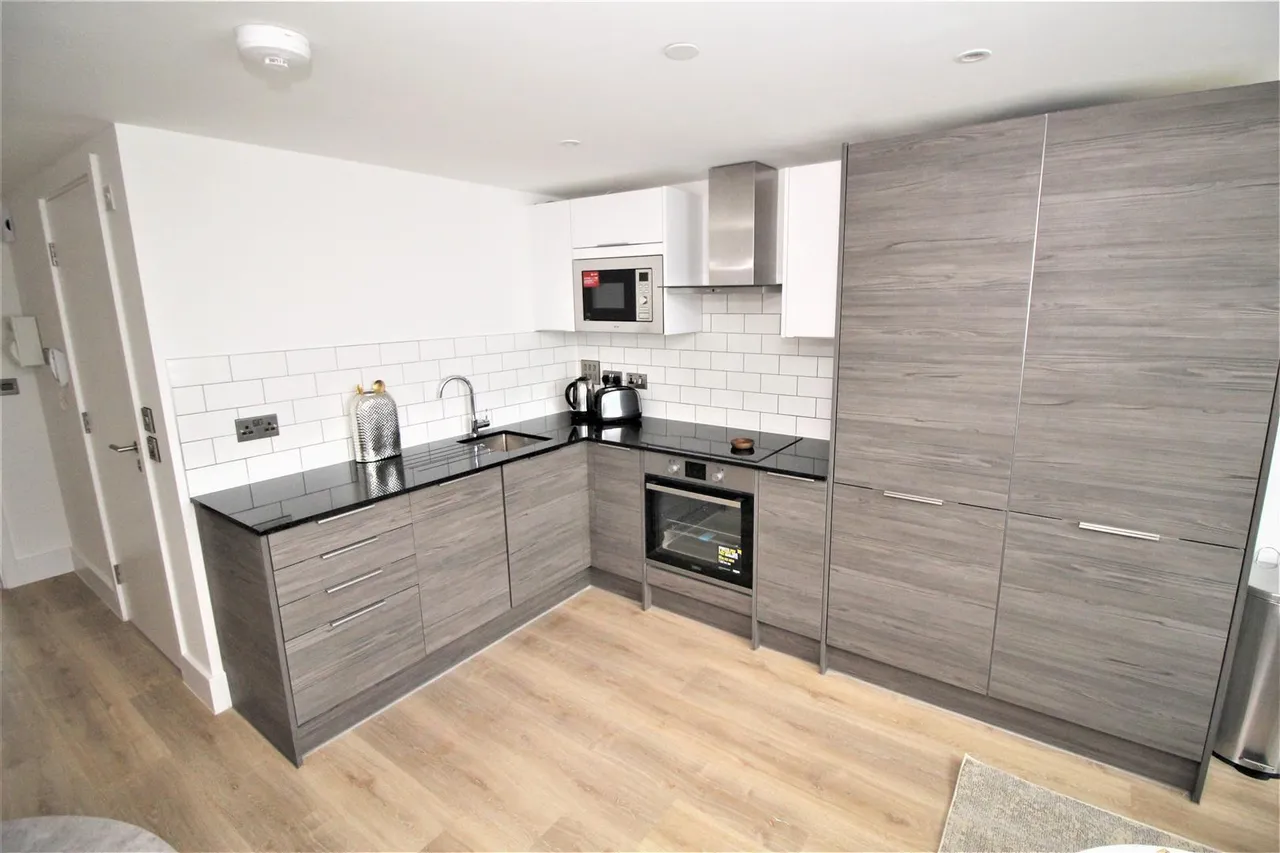 London Road, Crawley, photo 2